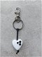 Handgemaakt hart van glas wit met zwarte bloem sleutelhanger - 3 - Thumbnail