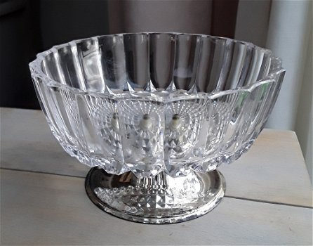 Vintage glazen schaal met doorleefde metalen voet - 1