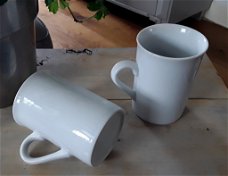2 witte mokken (model vaak ook gebruikt voor duo koffiezetter)