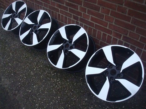 18 inch Originele Nissan Qashqai Velgen Zwart Steek 5x114.3 - 2