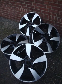 18 inch Originele Nissan Qashqai Velgen Zwart Steek 5x114.3 - 5