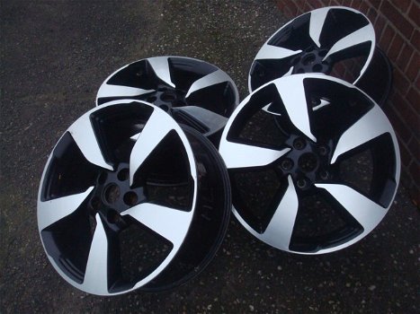 18 inch Originele Nissan Qashqai Velgen Zwart Steek 5x114.3 - 6