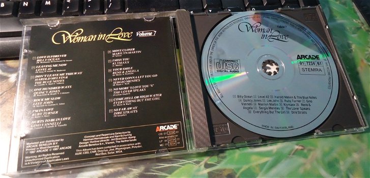 De originele verzamel-CD Woman In Love Volume 7 van Arcade. - 2
