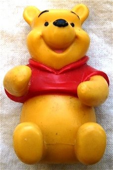 FIGURE / FIGUUR, PVC, Winnie The Pooh / Winnie de Poeh, In A Sitting Pose, Disney, jaren'90.(Nr.1)
