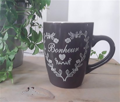 Beker / mok grijs - tekst bonheur - hart van bloemenranken - 0