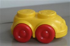 Plastic autootje geel met rode wielen
