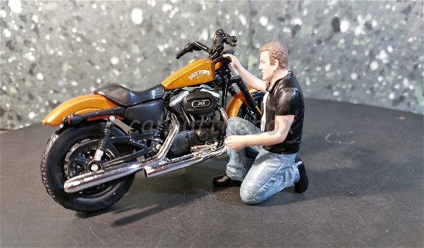 Diorama figuur Biker - motorman AD480 1:18 American Diorama - 0