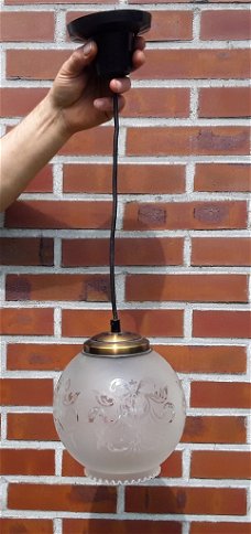 Klassieke brocante hanglamp - wit glas met werkje - bronskleurige kapje