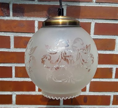 Klassieke brocante hanglamp - wit glas met werkje - bronskleurige kapje - 1