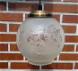 Klassieke brocante hanglamp - wit glas met werkje - bronskleurige kapje - 1 - Thumbnail