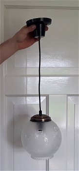 Klassieke brocante hanglamp - wit glas met werkje - bronskleurige kapje - 2