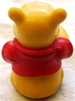 FIGURE / FIGUUR, PVC, Winnie The Pooh / Winnie de Poeh, In A Sitting Pose, Disney, jaren'90.(Nr.1) - 5