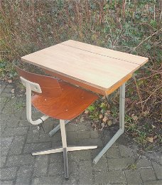 Schoolbankje met stoeltje, jaren 70 A