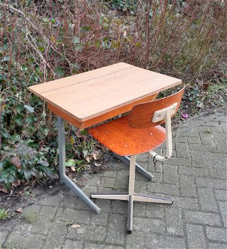 Schoolbankje met stoeltje, jaren 70 A - 2