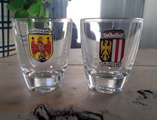 2 borrelglaasjes / shotglaasjes met opdruk en goudkleurig randje