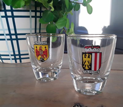 2 borrelglaasjes / shotglaasjes met opdruk en goudkleurig randje - 1