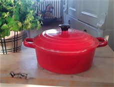 Mooie rode cocotte / ovenschaal met deksel (aardewerk)