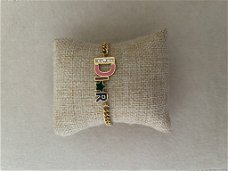 Gouden armband met gekleurde letter bedel waterproof verguld