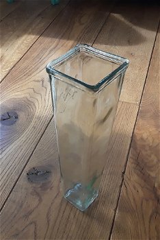 Hoge smalle glazen vaas - vierkant - taps uitlopend - dik glas - 1