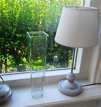 Hoge smalle glazen vaas - vierkant - taps uitlopend - dik glas - 2