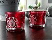 Waxinelichthouders van dik rood glas met motieven erop - 0 - Thumbnail