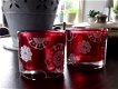 Waxinelichthouders van dik rood glas met motieven erop - 1 - Thumbnail