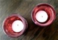 Waxinelichthouders van dik rood glas met motieven erop - 2 - Thumbnail