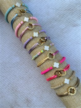 Diverse gekleurde klaver kralen armbandjes nude goud pastel - 0