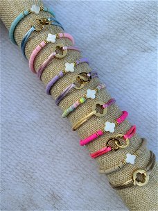 Diverse gekleurde klaver kralen armbandjes nude goud pastel