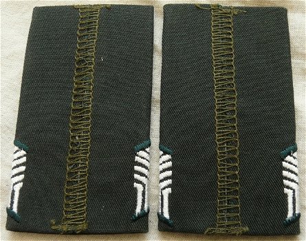 Rang Onderscheiding Blouse & Trui, Korporaal Cavalerie / Militaire Administratie, KL, vanaf 2000.(1) - 2