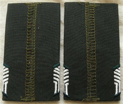 Rang Onderscheiding Blouse & Trui, Korporaal Cavalerie / Militaire Administratie, KL, vanaf 2000.(1) - 3