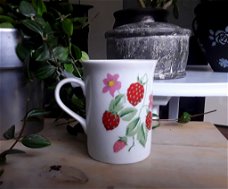 Mok / beker - decoratie: aardbeien / aardbeienplant / aardbeienbloesem