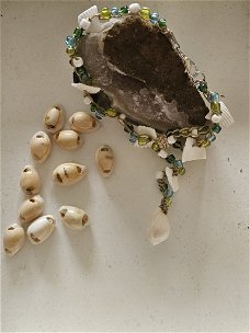 Handgemaakt gehaakt kralenenkelbandje met schelpjes
