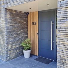 Moderne voordeur in hout | Strak design