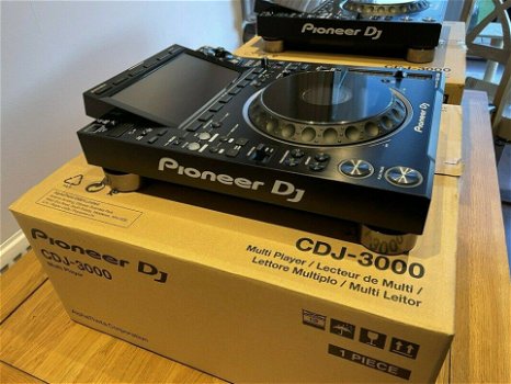 2x Pioneer CDJ-3000 Multi-Player + 1x DJM-V10-LF DJ MixerBeschikbaar voor 4700 EUR - 4