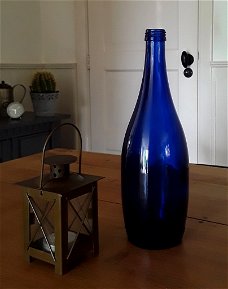 Fles van blauw glas - lege waterfles van Tý Nant