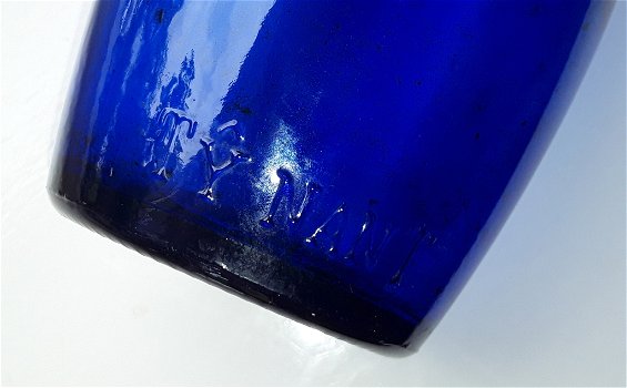 Fles van blauw glas - lege waterfles van Tý Nant - 1