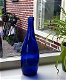 Fles van blauw glas - lege waterfles van Tý Nant - 2 - Thumbnail