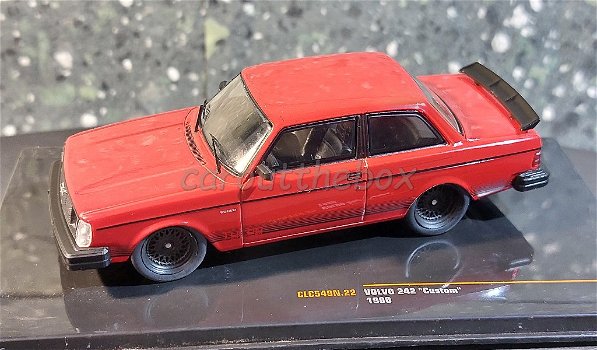 Volvo 242 custom 1980 rood 1/43 Ixo V1006 - 0