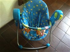 baby - swing - werkt rustgevend - kindje kan er vrij jong in