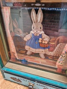 Antieke muziekdoos little grey rabbit