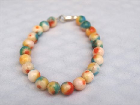 armband van 8 mm kralen wit/rood/blauw/oranje/groene jade met zilverkleurig slotje 19,5 cm lang - 0