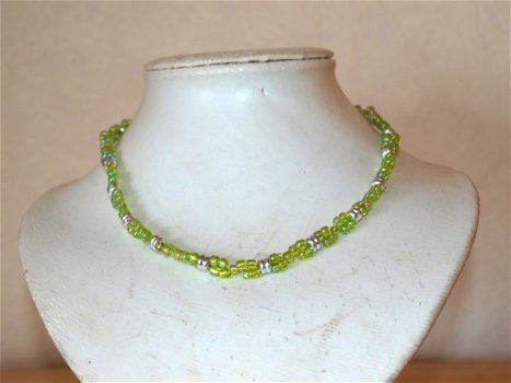 ketting van groene rocailles met zilverkleurige kralen 44 cm lang - 0