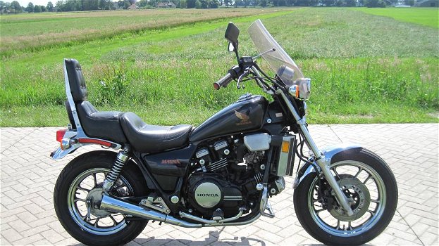 Honda Magna VF700c - 2