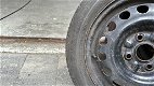 2 banden op velg (155/65 r14 T) uni royal the rain tyre. Twee losse velgen - 2 - Thumbnail