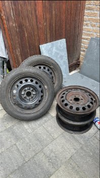 2 banden op velg (155/65 r14 T) uni royal the rain tyre. Twee losse velgen - 4