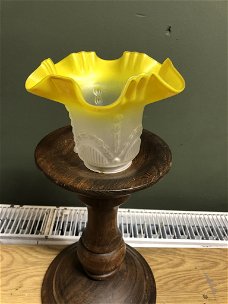 Antiek glazenkapje met fel geel schulprandje
