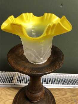 Antiek glazenkapje met fel geel schulprandje - 1