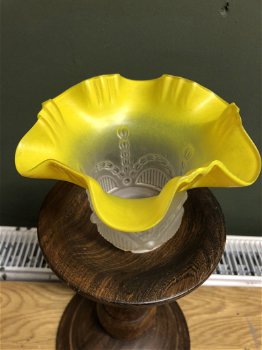 Antiek glazenkapje met fel geel schulprandje - 2
