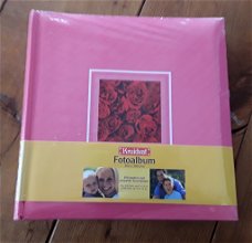 Roze fotoalbum met rozenafbeelding erop (nieuw in de folie)
